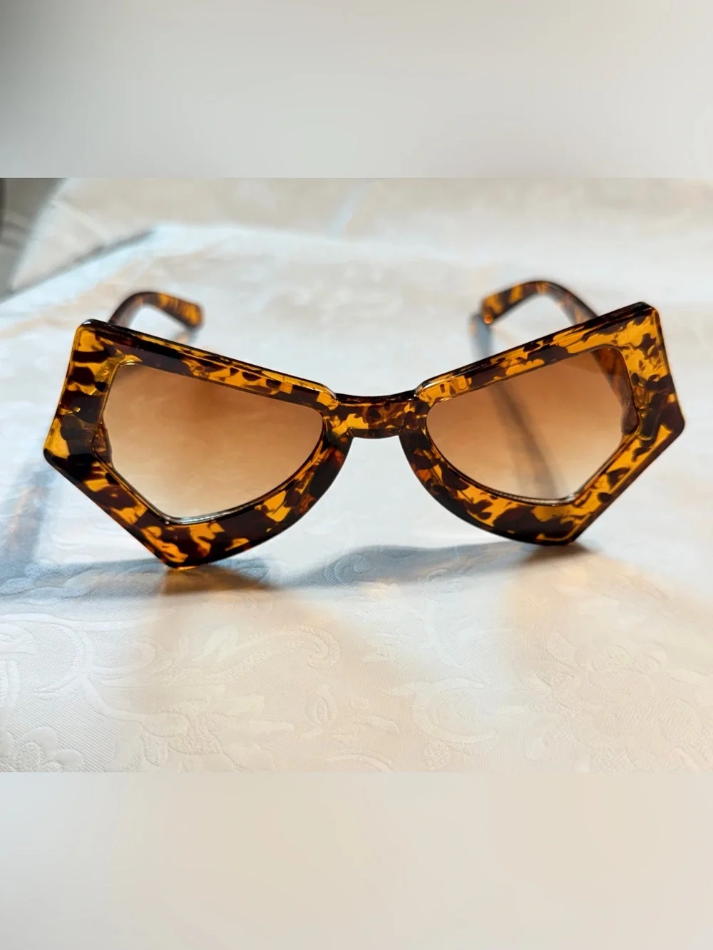 Unbranded pairs sunglasses
